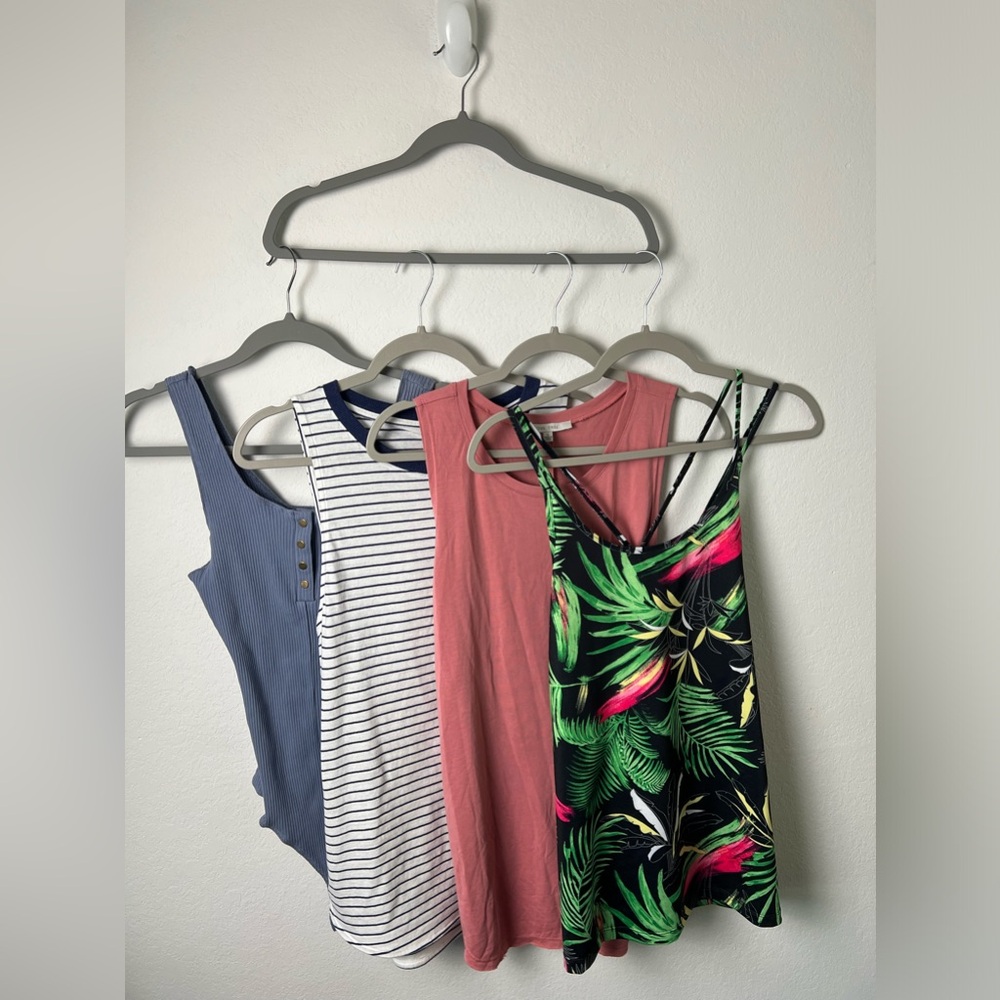 Bundle Tank Tops Ideology, Cotton On Body, Active USA & Love Tree Vacation